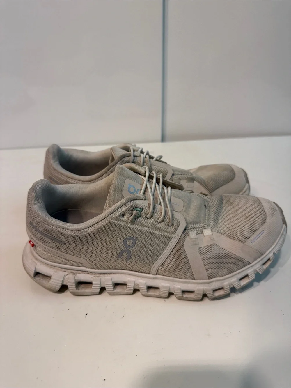 Used On Running women’s Athletic Sneakers - Light Gray sz 8.5 Onclouds